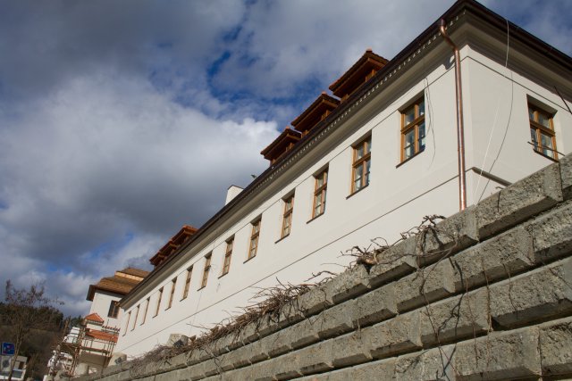 Historické objekty bývalého panského statku byly mimo jiné opatřeny sanačními omítkami, které zajišťují ochranu zdiva. foto: Milan Jedlička